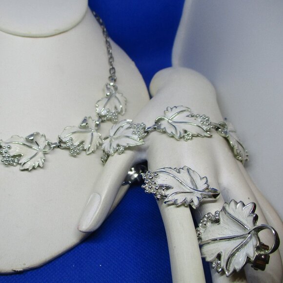3 Piece Set SARAH COVENTRY Whispering Leaf Necklace 1967 White Enamel Grape Leaf - Picture 7 of 15